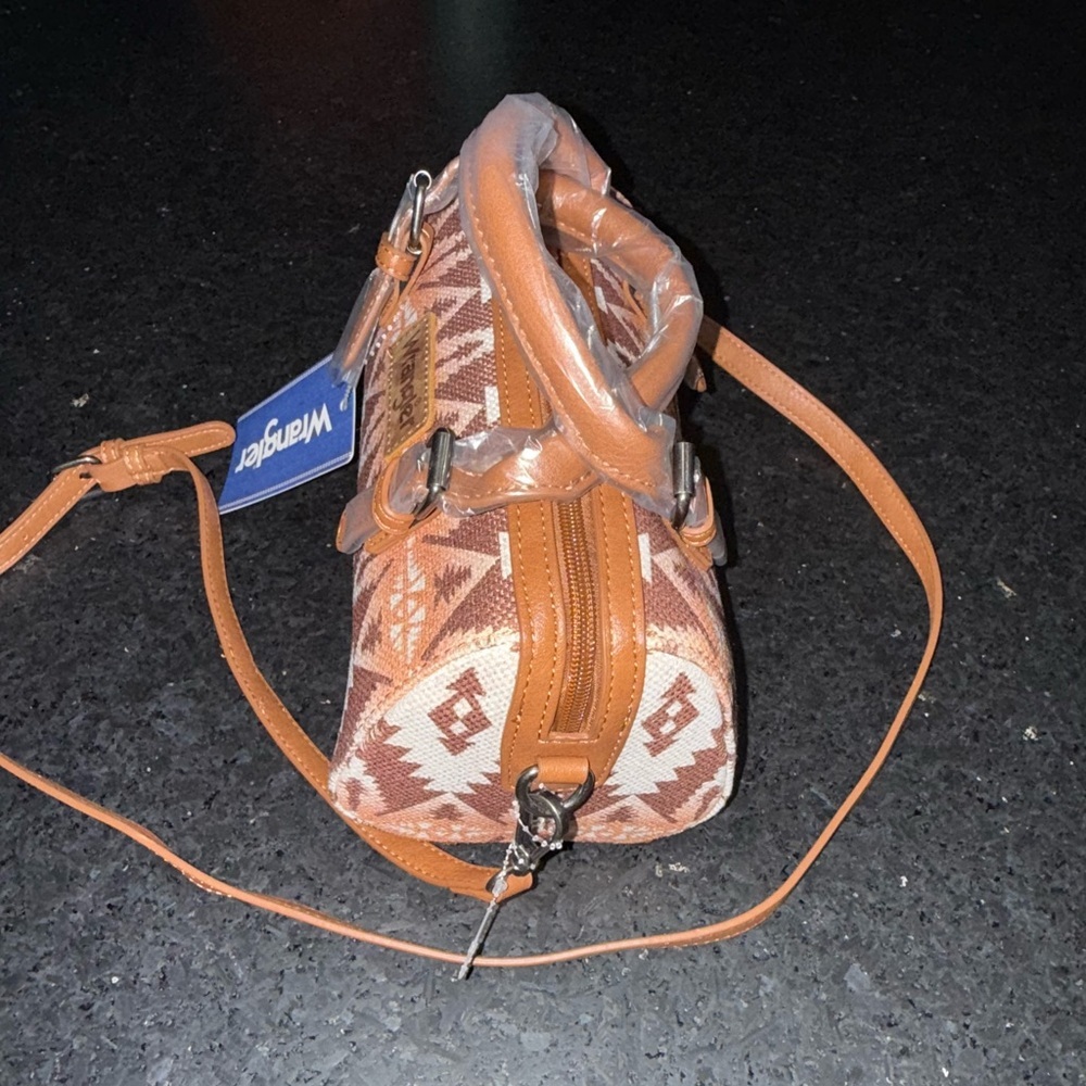 NEW WRANGLER AZTEC SOUTHWEST PRINT BARREL HANDBAG DETACHABLE CROSSBODY STRAP - Picture 4 of 12